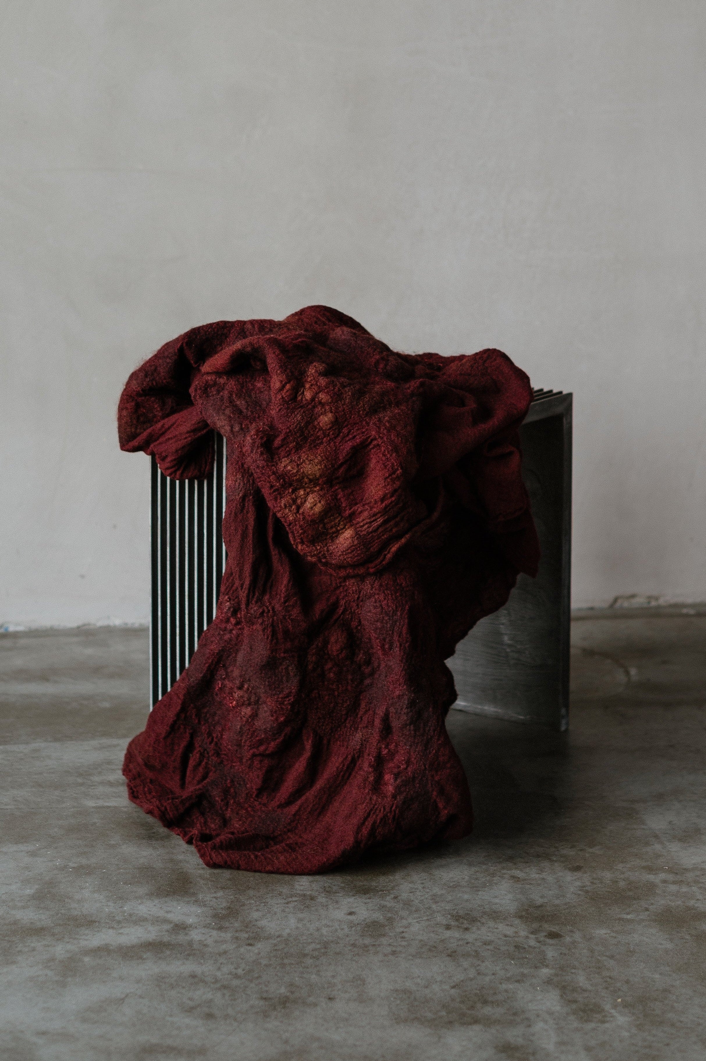 BIEK VERSTAPPEN / ビークファースタッぺン | FELTED WRAP SCARF ニードルパンチ フェルト ラップスカーフ | ブラウン | メンズ BIEK VERSTAPPEN / ビークファースタッぺン | FELTED WRAP SCARF