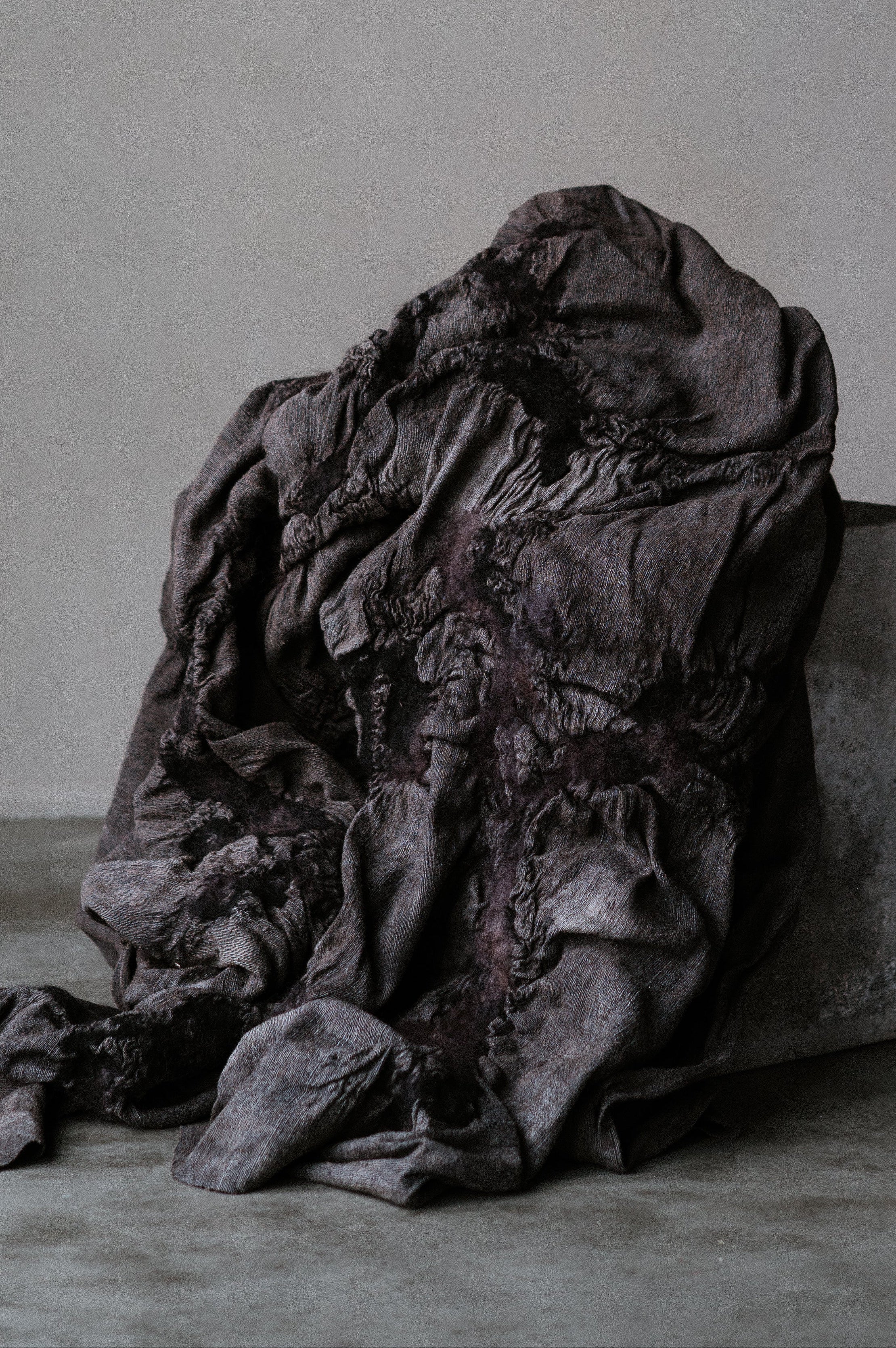 BIEK VERSTAPPEN / ビークファースタッぺン | FELTED WRAP SCARF ニードルパンチ フェルト ラップスカーフ | ブラウン | メンズ BIEK VERSTAPPEN / ビークファースタッぺン | FELTED WRAP SCARF