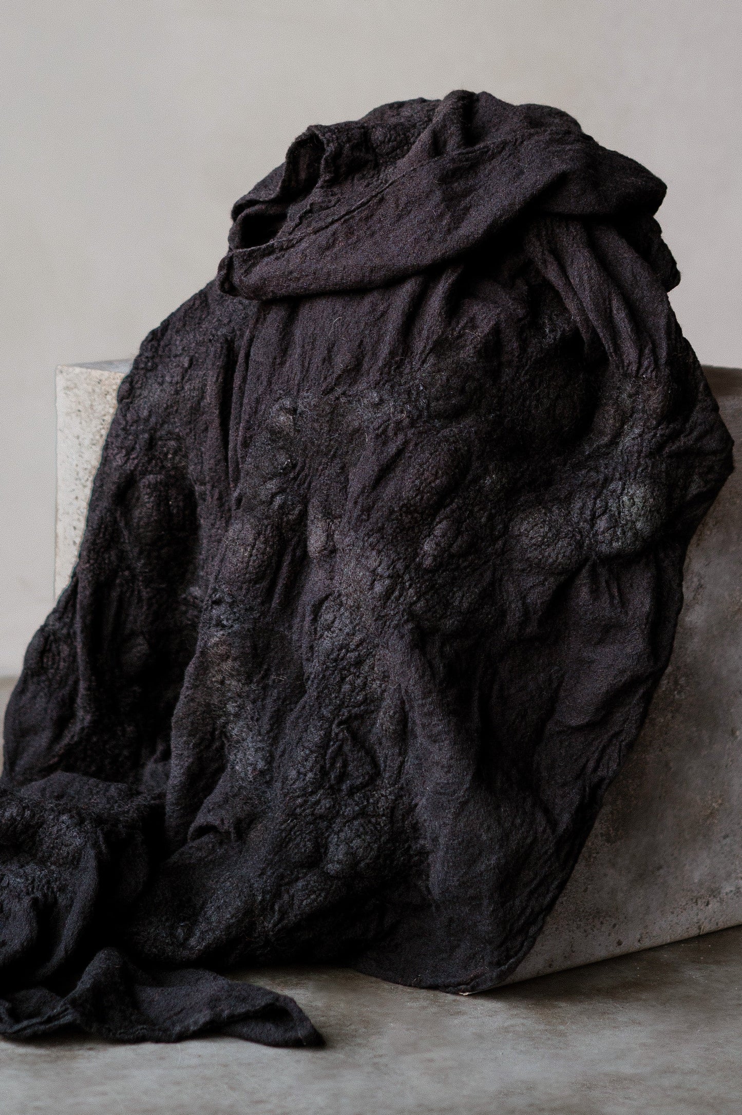 FELTED SCARF - SHADOW