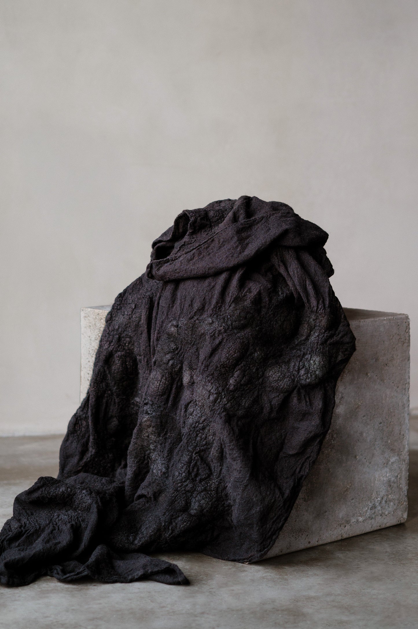 FELTED SCARF - SHADOW